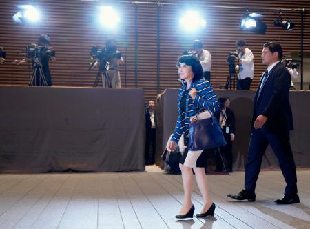 財務相に決まり、首相官邸に入る片山さつき氏=21日午後4時37分