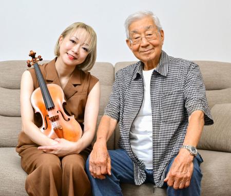 松浦梨沙(左)と高嶋弘之=東京都渋谷区