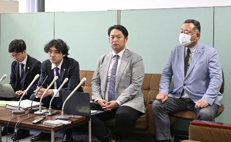 記者会見するディオッサ出雲ＦＣの運営法人の担当者と弁護士＝５月１４日、島根県出雲市
