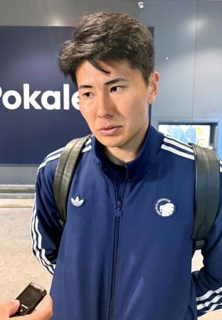 　サッカーのデンマーク・カップ決勝を終え、取材に応じるコペンハーゲンの鈴木淳＝１４日、コペンハーゲン（共同）