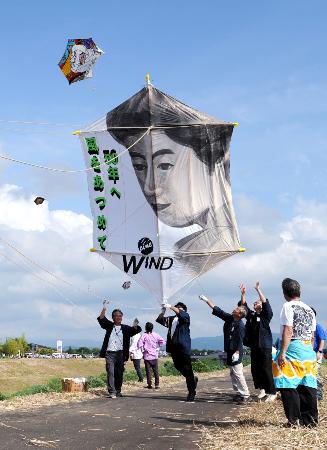 畳8枚の大だこ引っ張れ、新潟 刈谷田川で伝統行事｜全国のニュース