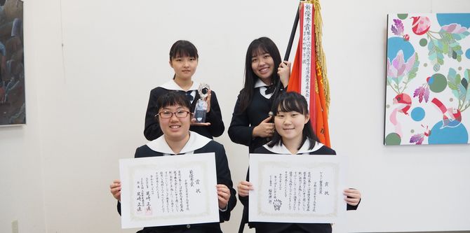 「まんが甲子園」で日本一に輝いたの4人。チームリーダーの桜井香澄さん(左下)、小田芽咲さん(右下)、小川いつきさん(左上)、西根依香さん(右上)