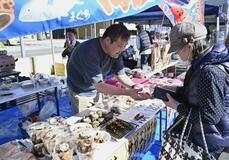 秋の美味、１万人楽しむ　