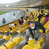 雨でもできることを　とちぎ国体リハ、ボランティアが座席清掃