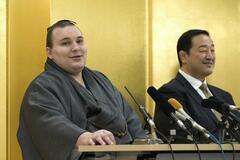 安青錦、東大関で綱とり