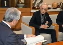 県地域福祉基金に１００万円を寄付