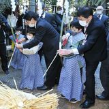 元気パワーで “厄” 射貫く　子どもたちが弓取り式　鹿沼・生子神社で「日の出祭り」