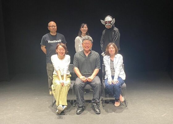 一人芝居を披露する出演者たち