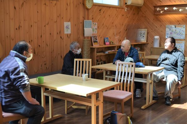 「ふらっと」談笑する利用者たち