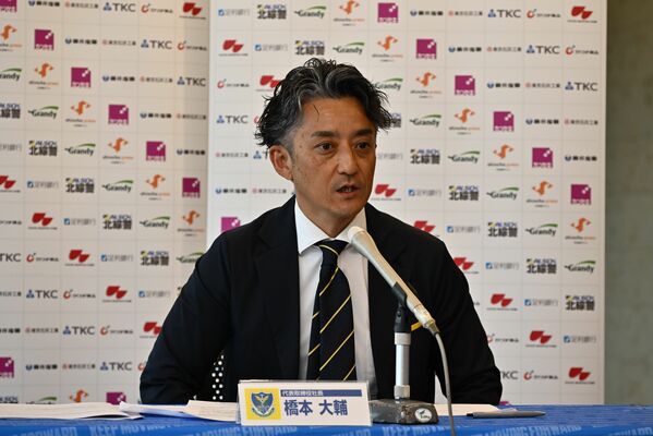 記者会見で今期決算について説明する栃木ＳＣの橋本社長＝カンセキスタジアムとちぎ