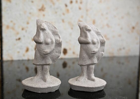 大谷石粉を活用した陶器の「餃子像」