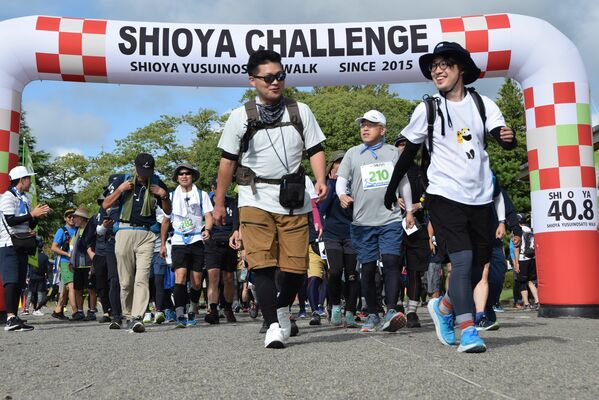笑顔で歩き出す参加者たち