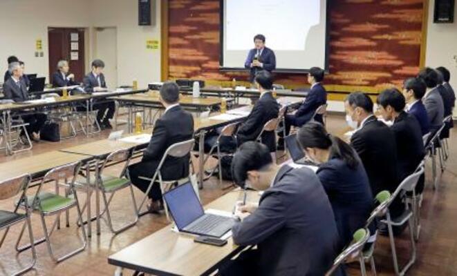 　地下駐車場浸水被害の再発防止策などを検討する有識者委員会の会合＝２４日午前、津市