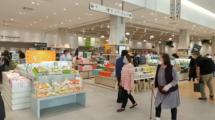 佐野サービスエリアの商業施設＝2022年７月