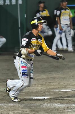 ９回、富山が右翼線際に適時二塁打を放つ＝小山運動公園野球場
