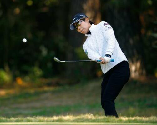 第2日、3番でアプローチショットを放つ穴井詩。通算6アンダーで首位=宮崎CC