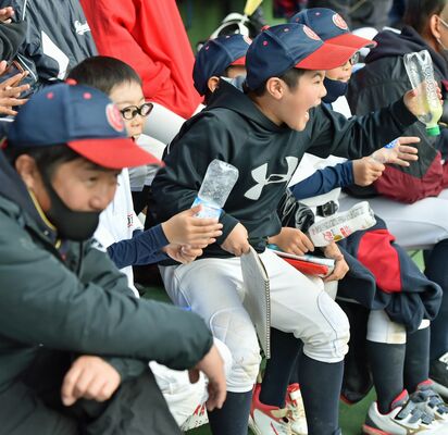 作新高－智弁学園高の練習試合を観戦し、熱狂する子どもたち＝小山運動公園野球場