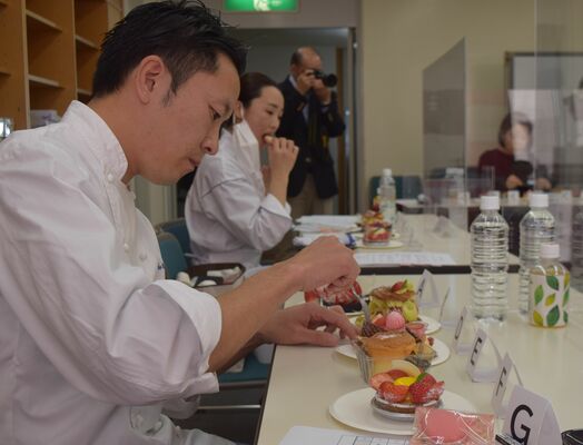 味や独創性などを審査する審査員＝25日午前、宇都宮市