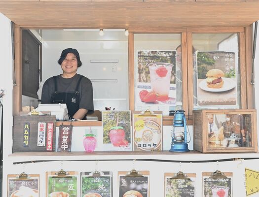 キッチンカー内に立つ増田さん