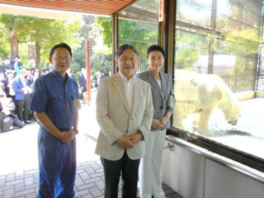 ホッキョクグマの「ピース」と記念撮影される天皇、皇后両陛下。左は飼育員の高市敦広さん=17日、愛媛県砥部町(宮内庁提供)