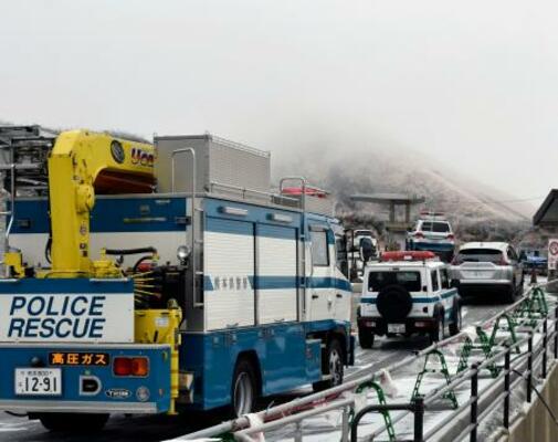 　熊本県・阿蘇山の中岳火口方面に向かう県警の車両＝２１日午前８時１７分、阿蘇市