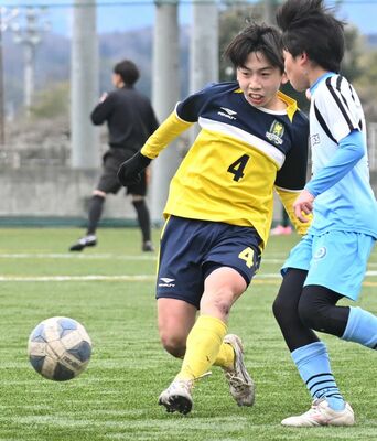 後半11分、間東ＦＣミラクルズ（下都賀）のＦＷ堀が自身４点目のシュートを決める＝ＳＡＫＵＲＡグリーンフィールド