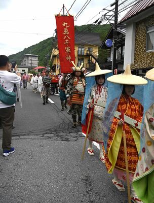 温泉街を練り歩く平家絵巻行列