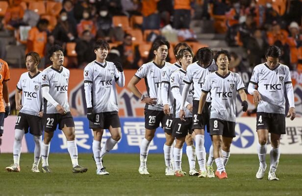 試合が終了し、引き揚げる栃木SCの選手たち=長野Uスタジアム、森田大地撮影