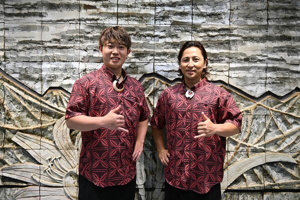 「栃木県民感謝ウィーク」をＰＲする来寿さん（左）ら＝７日午後、下野新聞社