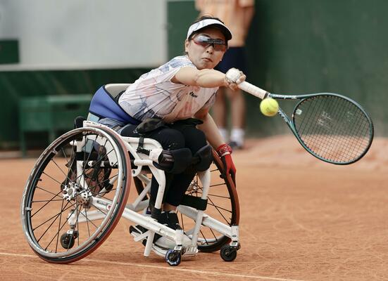６月の全仏オープン車いすの部女子シングルス準々決勝で上地を破った大谷＝６月５日、パリ（共同）