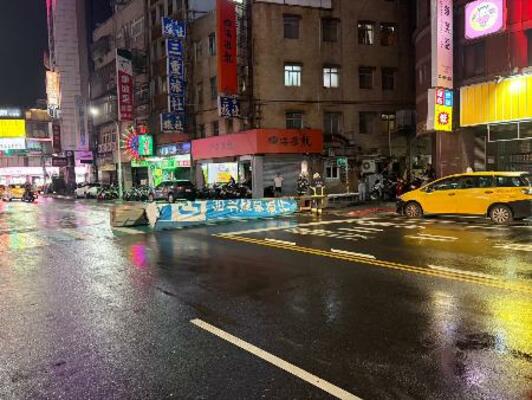 台風9号が近づく台湾で路上に落下した銀行の看板=10日、新北市(中央通信社=共同)