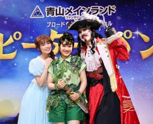 　制作発表に登場した（左から）山口乃々華、山崎玲奈、石井一孝＝東京都江東区