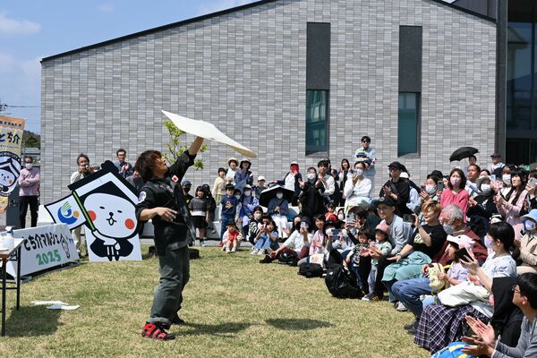 赤荻さんがピザ回しを披露し、会場を盛り上げた