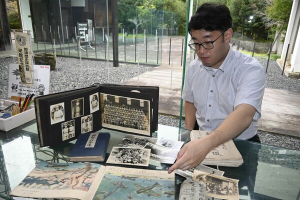 那須歴史探訪館に寄贈された戦争関連の資料を説明する作間学芸員=10月上旬、那須町芦野