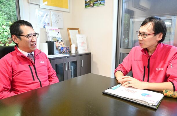 育休取得時の会社の対応などについて振り返る小林さん（右）と印南さん＝大田原市、11月
