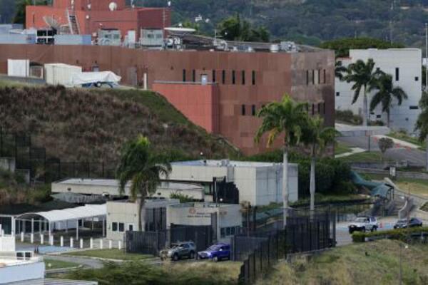 　ベネズエラの首都カラカスにある米大使館＝９日（ＡＰ＝共同）