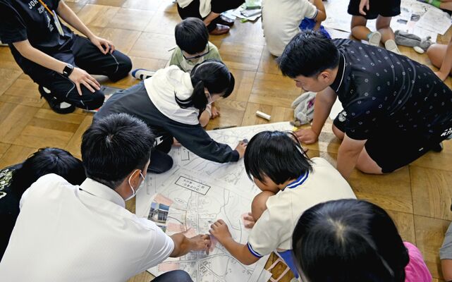 地域安全マップを作成する大沢小の児童ら