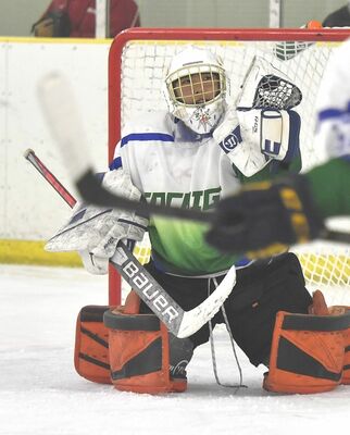 アイスホッケー少年１回戦、守備に奮闘する本県のＧＫ長島。日光明峰高中心のチームに宇短大付高から唯一メンバー入りした＝２日、岡山県倉敷市