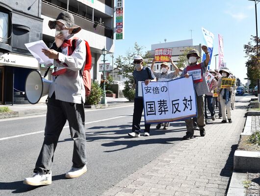 安倍元首相の国葬反対を訴えてデモ行進する市民＝25日午後、宇都宮市