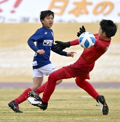 前半４分、那須野ケ原ＦＣのＭＦ岡野（左）が同点ゴールを決める＝真岡ハイトラ運動公園陸上競技場