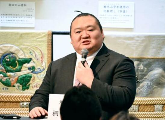 　トークイベントに臨む桐山親方＝両国国技館