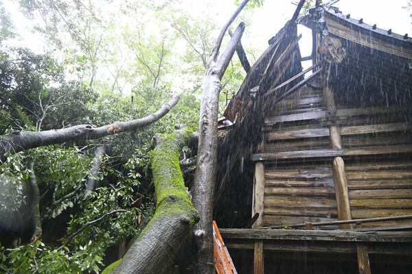 倒木被害を受けた高椅神社の本殿＝５日午前11時半、小山市高椅