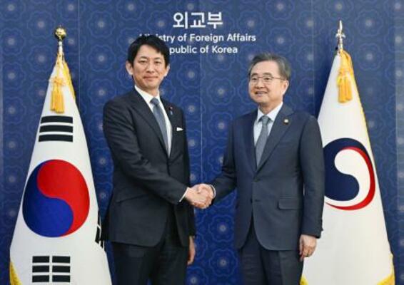 韓国の趙顕外相(右)と握手する自民党の小林政調会長=8日、ソウル(共同)
