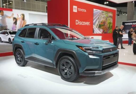 「ロサンゼルス自動車ショー」で、トヨタ自動車が展示したSUVの新型「RAV4」=20日、米ロサンゼルス(共同)