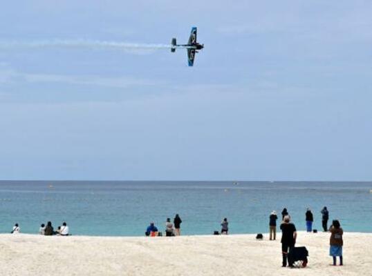 　「南紀白浜エアショー」で曲技飛行を披露する室屋義秀さんのプロペラ機＝２５日午前、和歌山県白浜町