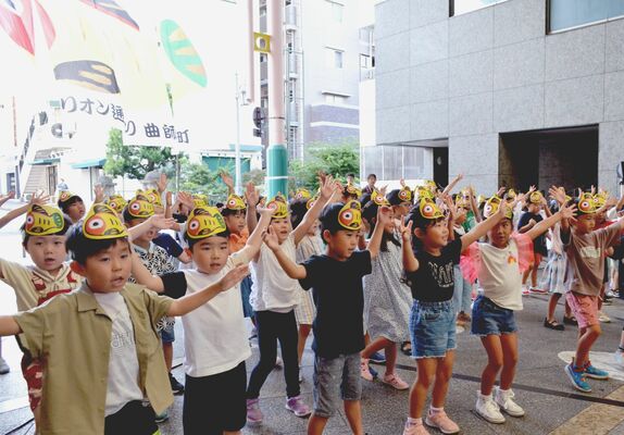 黄ぶなフラッグの下、黄ぶな体操などを披露するまこと幼稚園の園児たち