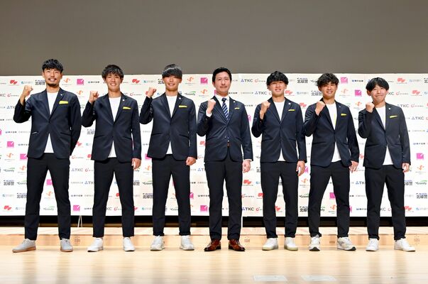 栃木ＳＣの時崎監督（中央）と６人の新加入選手＝宇都宮市宮みらい