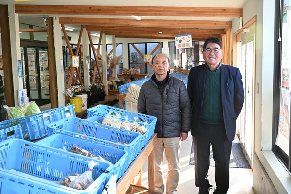 多種多様な野菜の直売をアピールする橋本社長（左）と沼井常務＝那須町伊王野