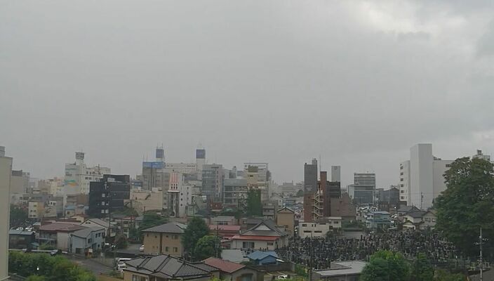 雨雲が垂れ込める宇都宮市中心部＝８日午後