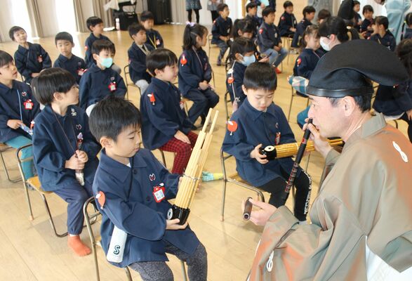 雅楽の楽器に触れる園児
